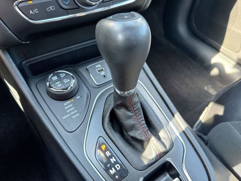 Used 2019 Jeep Cherokee Trailhawk image 18