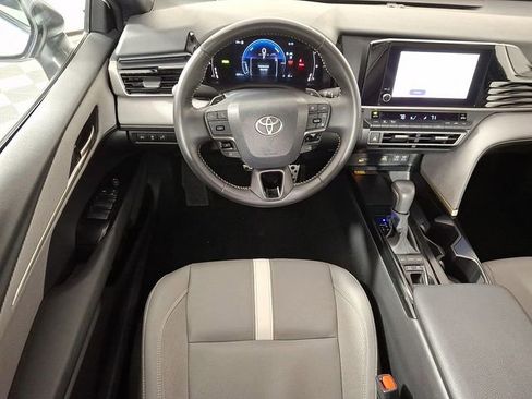 Used 2025 Toyota Camry SE image 2