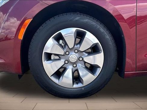 Used 2018 Chrysler Pacifica Limited FWD image 9