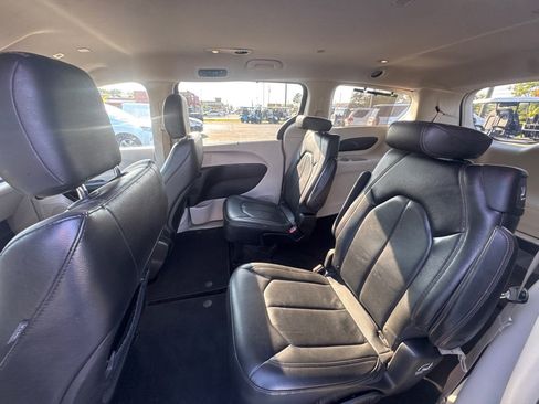 Used 2019 Chrysler Pacifica Touring-L FWD image 11