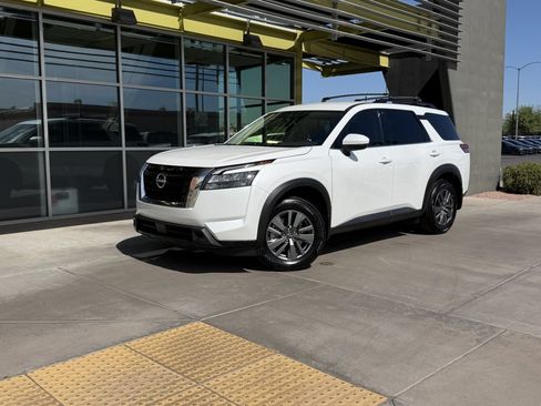Used 2025 Nissan Pathfinder SV FWD image 1