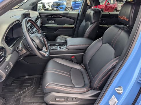 Used 2025 Honda Pilot TrailSport image 2