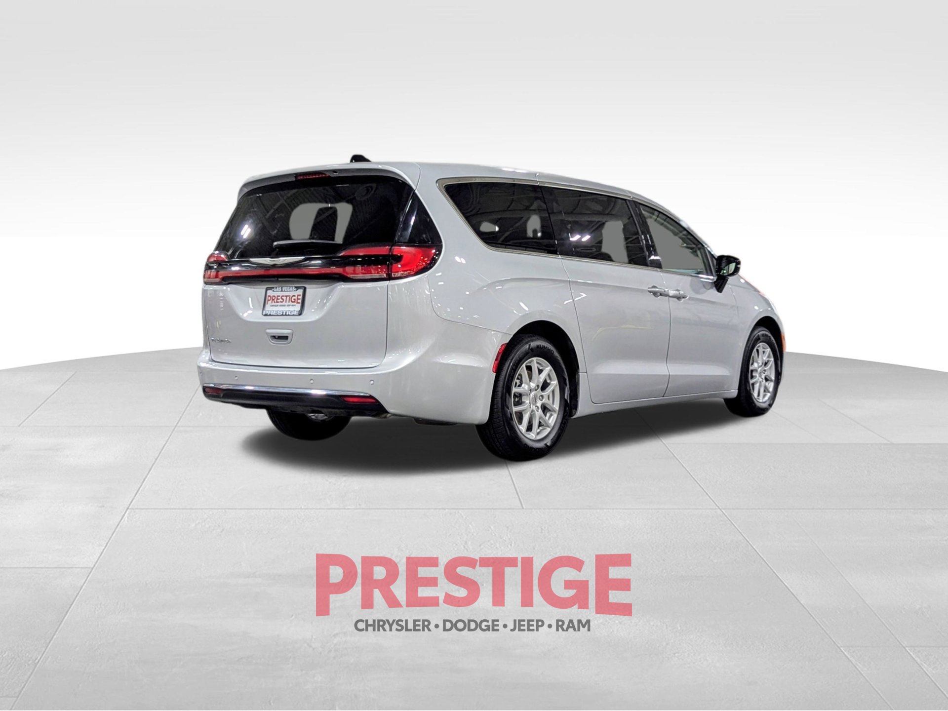 Used 2024 Chrysler Pacifica Touring-L FWD image 7