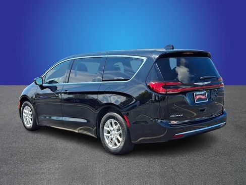 Used 2025 Chrysler Pacifica Select FWD image 6