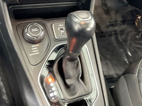 Used 2022 Jeep Cherokee Limited w/ Mopar Interior Package image 16