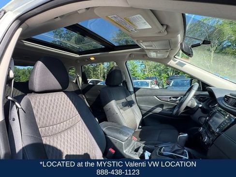 Used 2017 Nissan Rogue SV AWD/4WD image 23