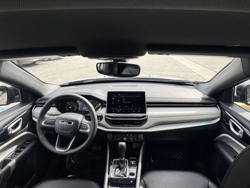 Used 2025 Jeep Compass Limited image 34