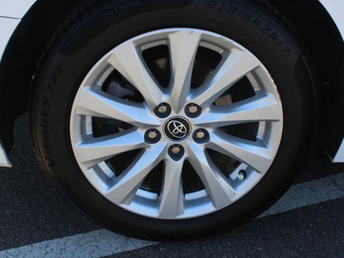 Used 2020 Toyota Camry LE image 18