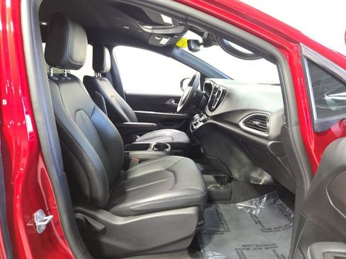 Used 2025 Chrysler Pacifica Select FWD image 8