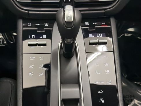 Used 2026 Porsche Macan AWD/4WD image 17