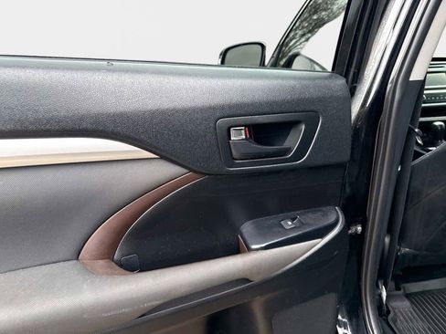 Used 2019 Toyota Highlander LE image 12