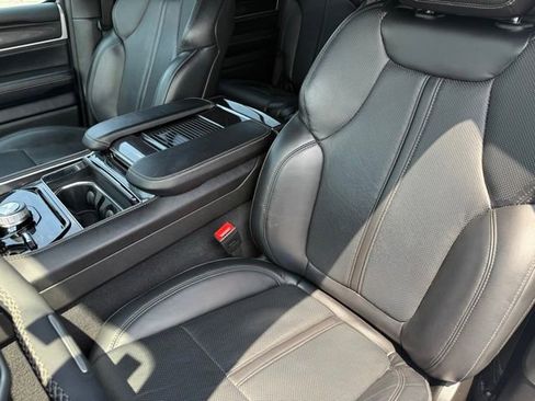 Used 2024 Jeep Wagoneer Base w/ Convenience Group I image 15