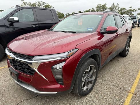 Used 2025 Chevrolet Trax LT FWD image 5