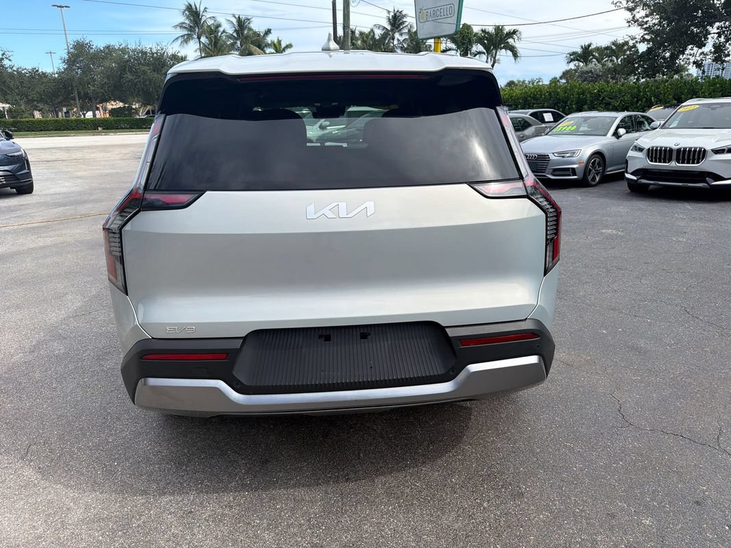 Used 2024 Kia EV9 Light Long Range RWD image 4