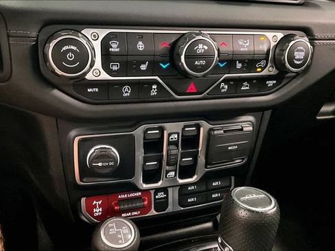 Used 2024 Jeep Gladiator Mojave AWD/4WD image 30