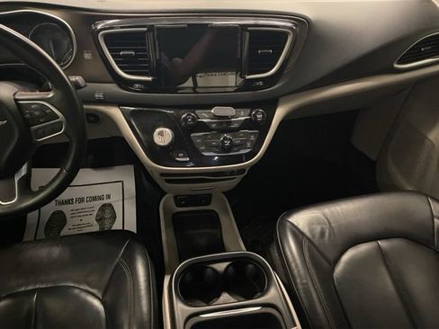 Used 2017 Chrysler Pacifica Touring-L FWD image 34
