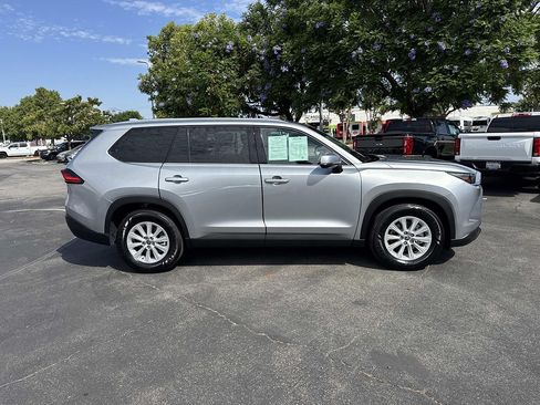 Used 2024 Toyota Grand Highlander AWD image 3