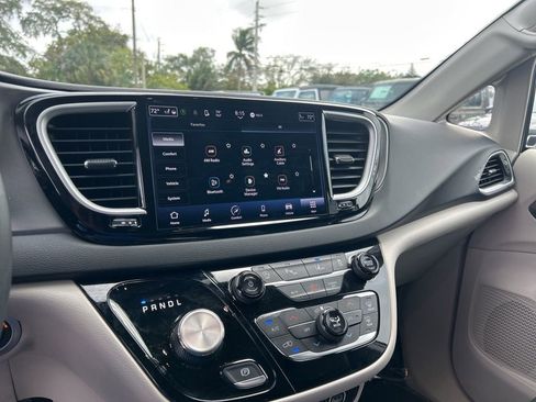 Certified 2023 Chrysler Pacifica Touring-L image 11