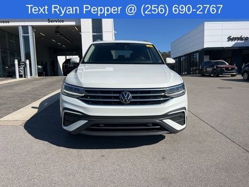 Used 2023 Volkswagen Tiguan SE w/ Panoramic Sunroof Package image 2