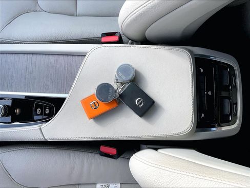 Used 2023 Volvo XC90 T8 Plus w/ Protection Package Premier image 14