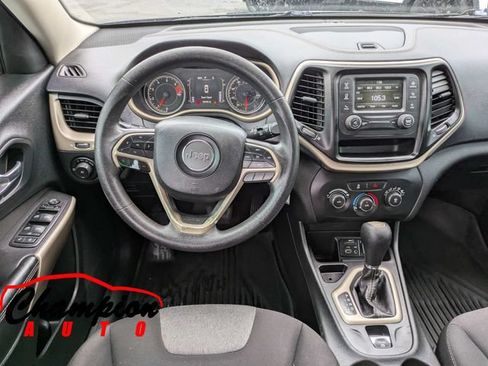Used 2018 Jeep Cherokee Latitude FWD image 19