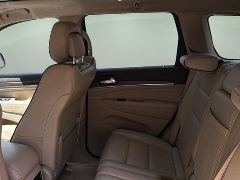 Used 2019 Jeep Grand Cherokee Overland AWD/4WD image 16
