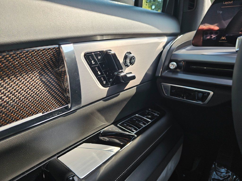 New 2027 Cadillac Vistiq Luxury AWD/4WD image 32