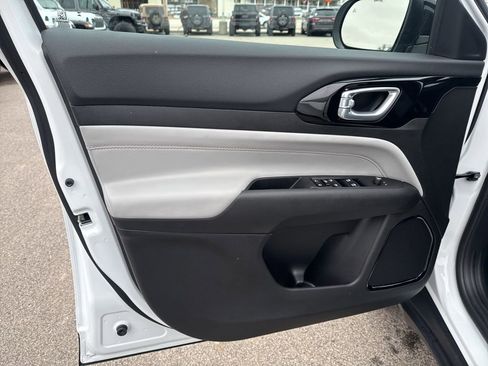 Certified 2025 Jeep Compass Limited image 18