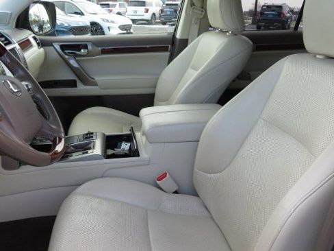 Used 2013 Lexus GX 460 image 4