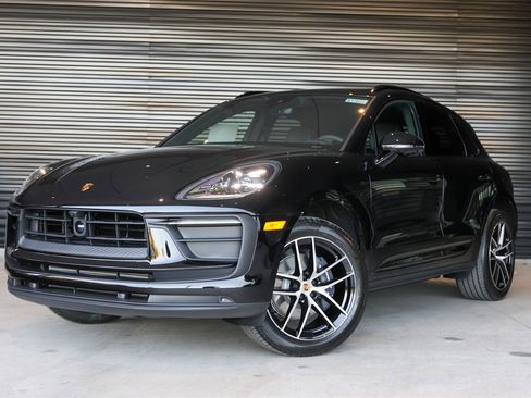 Certified 2025 Porsche Macan image 1