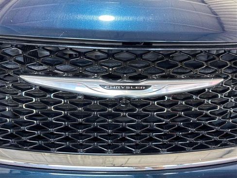 Used 2024 Chrysler Pacifica Touring-L FWD image 24
