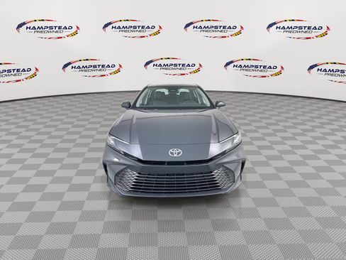 Used 2025 Toyota Camry XLE FWD image 3