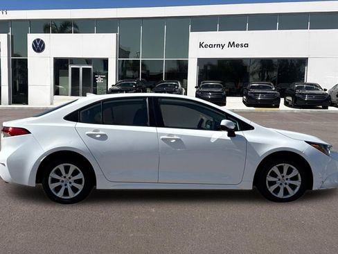 Used 2022 Toyota Corolla LE image 3