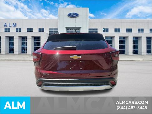 Used 2025 Chevrolet Trax LT FWD image 9