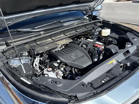 Used 2023 Toyota Highlander XLE image 7