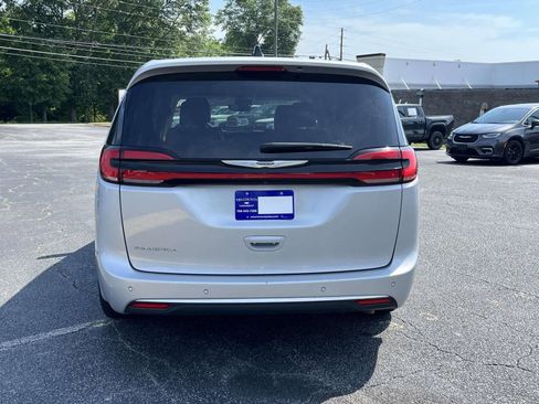 Used 2024 Chrysler Pacifica Touring-L FWD image 4