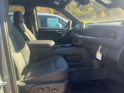 New 2026 Chevrolet Suburban LT image 19