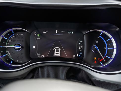 Used 2023 Chrysler Pacifica Limited w/ Uconnect Theater Family Group FWD image 46