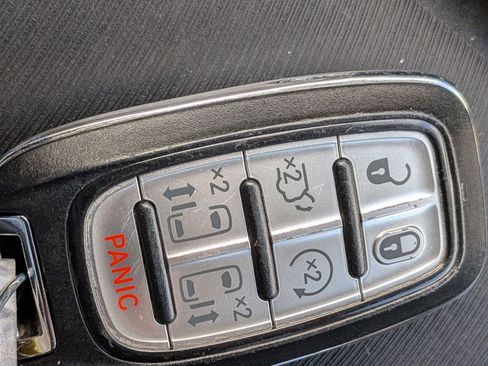 Used 2018 Chrysler Pacifica Touring-L FWD image 38