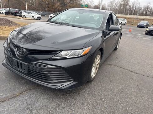 Used 2018 Toyota Camry LE image 2