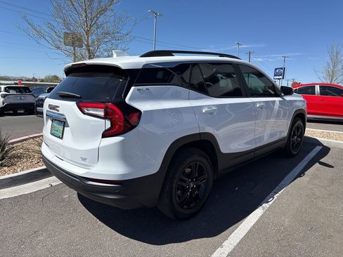 Used 2024 GMC Terrain SLE w/ Driver Convenience Package image 5