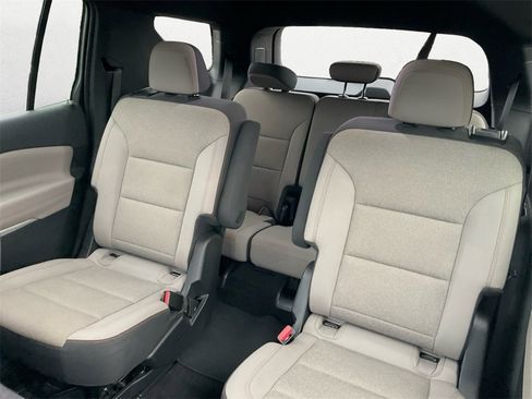 Used 2025 Chevrolet Traverse LT image 9