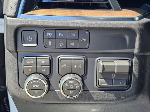 New 2026 Chevrolet Suburban High Country AWD/4WD image 27