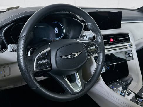 Used 2025 Genesis G70 2.5T image 18