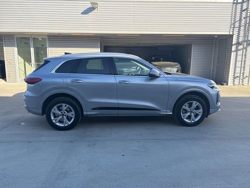 Used 2025 Audi Q5 Premium w/ Convenience Package image 4