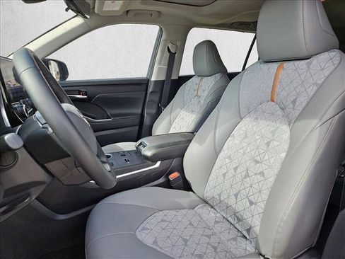 Used 2023 Toyota Highlander Bronze Edition image 17