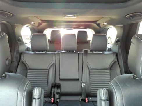Used 2023 Land Rover Discovery S AWD/4WD image 41