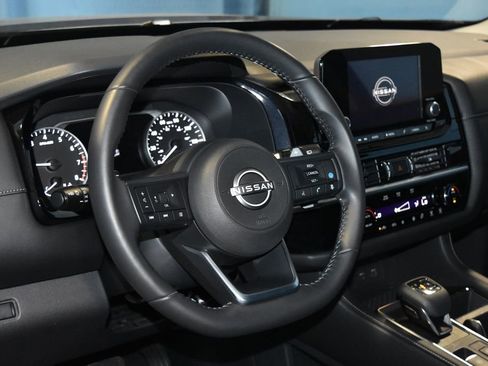 Certified 2025 Nissan Pathfinder SV image 2