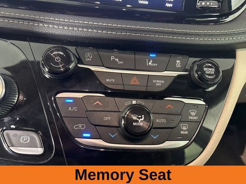 Used 2024 Chrysler Pacifica Limited FWD image 20