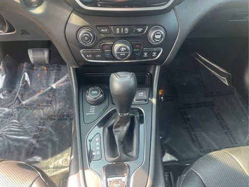 Used 2019 Jeep Cherokee Limited image 16